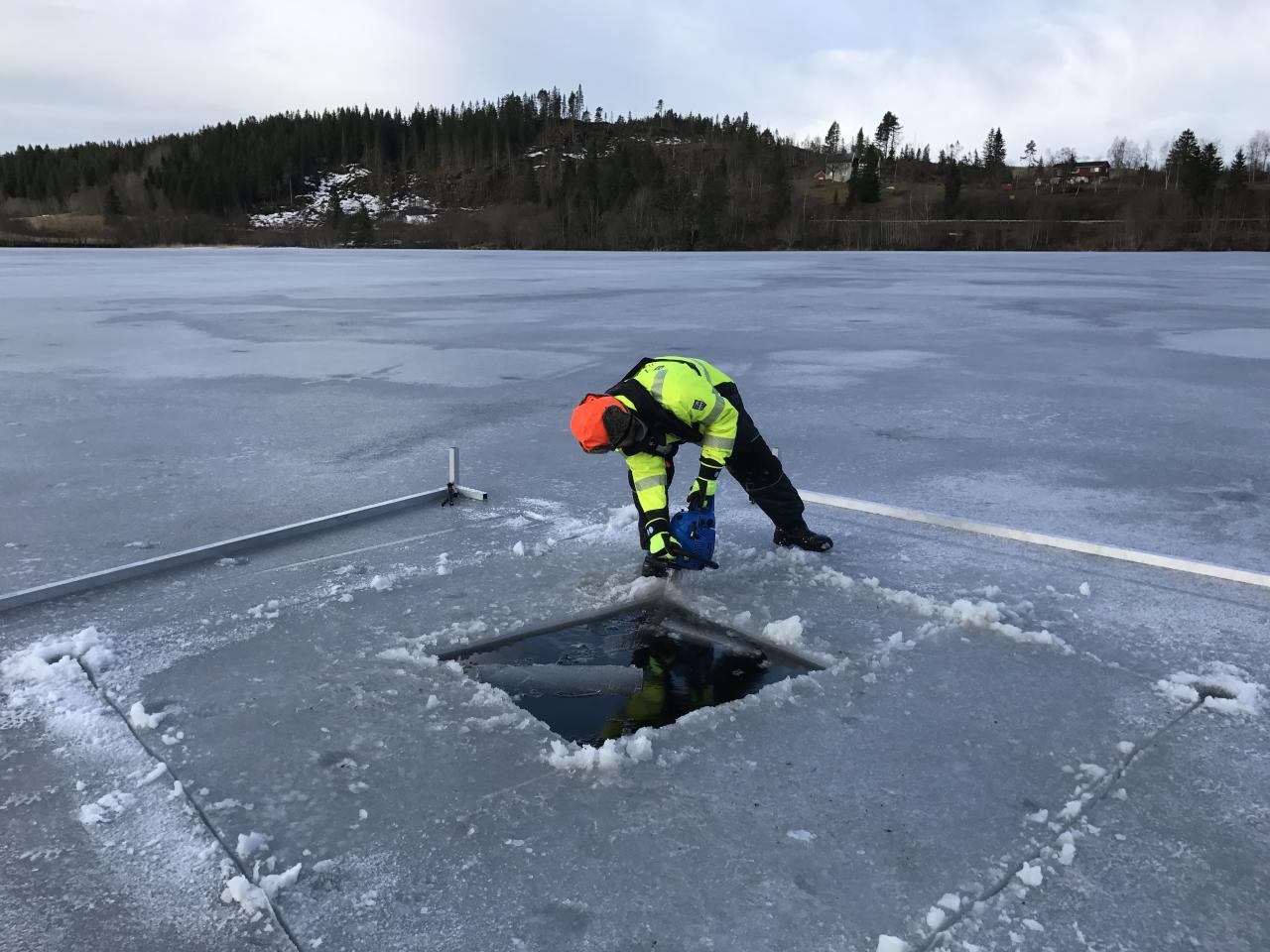 Lager hull i isen ved hjelp av motorsag