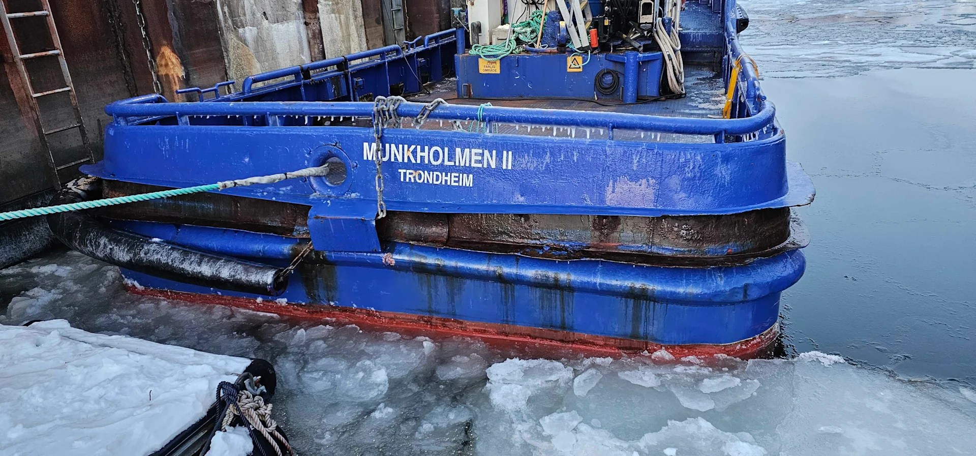 Trondheim Havn's tug boat of which the fender was lost.