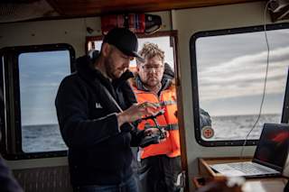Trond and reporter inside boat - NORDSTREAM Byline Alex Ljungdahl - Expressen 04
