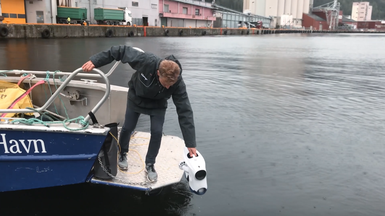 Knut from Blueye deploying the underwater drone