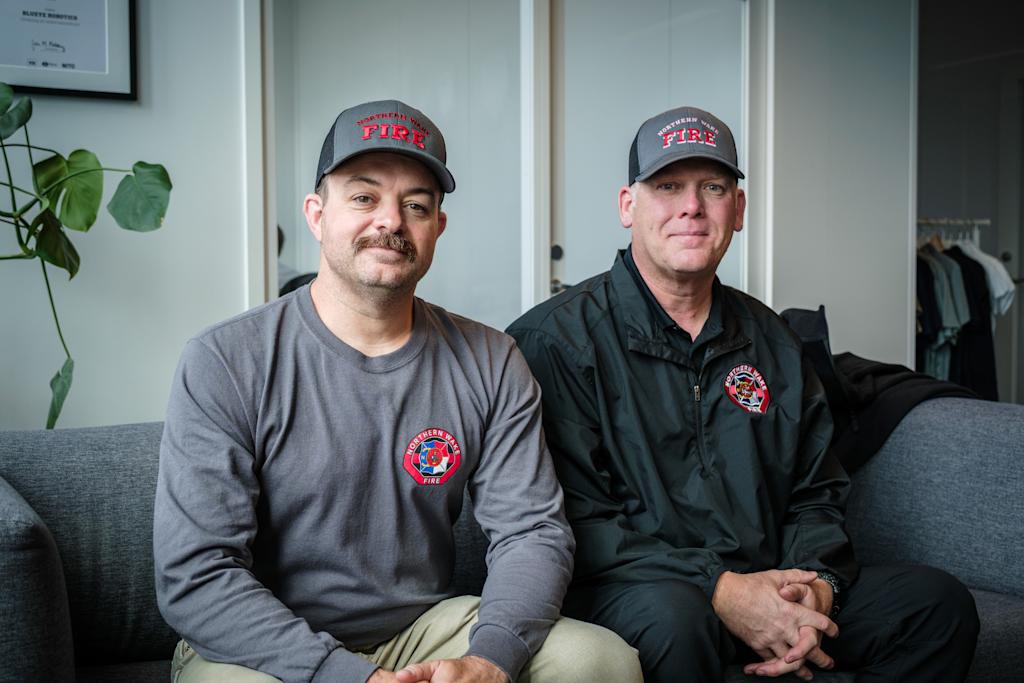 Battalion Chief Ryan Walsh og Captain Adam Stuart ved Blueye-kontoret i Trondheim
