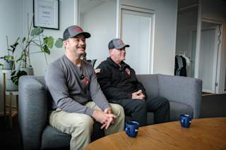 Battalion Chief Ryan Walsh og Captain Adam Stewart på Blueye-kontoret