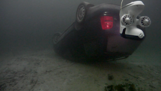 Inspiserer bakdelen på bilen