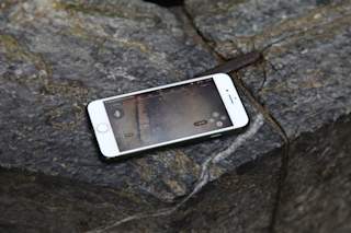 Blueye app on phone resting on the edge of the well