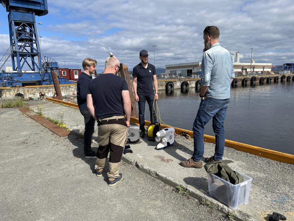 Blueye employees taking photos to ROV tutorial