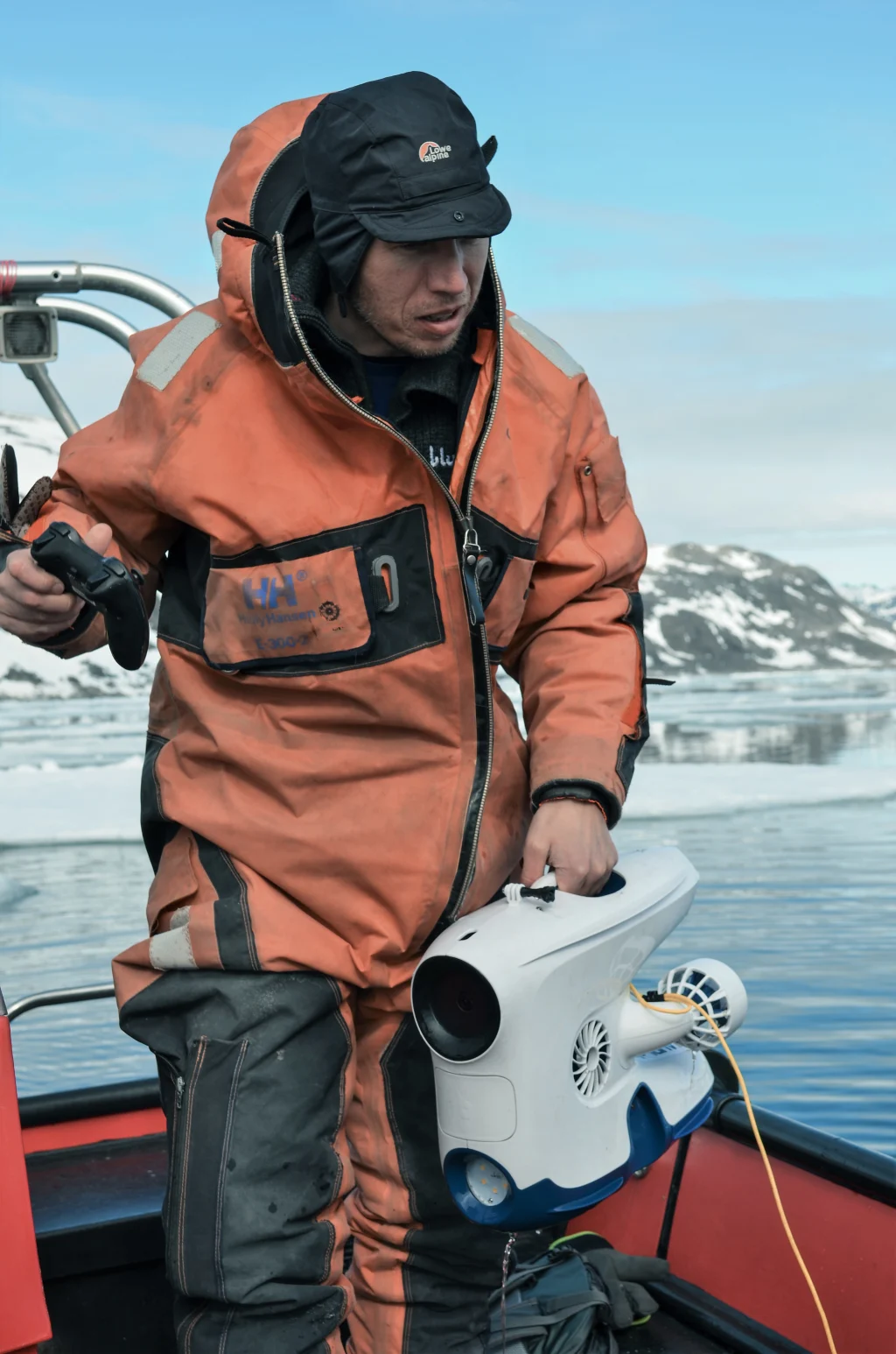 Martin Ludvigsen holder i en Blueye Pioneer undervannsdrone