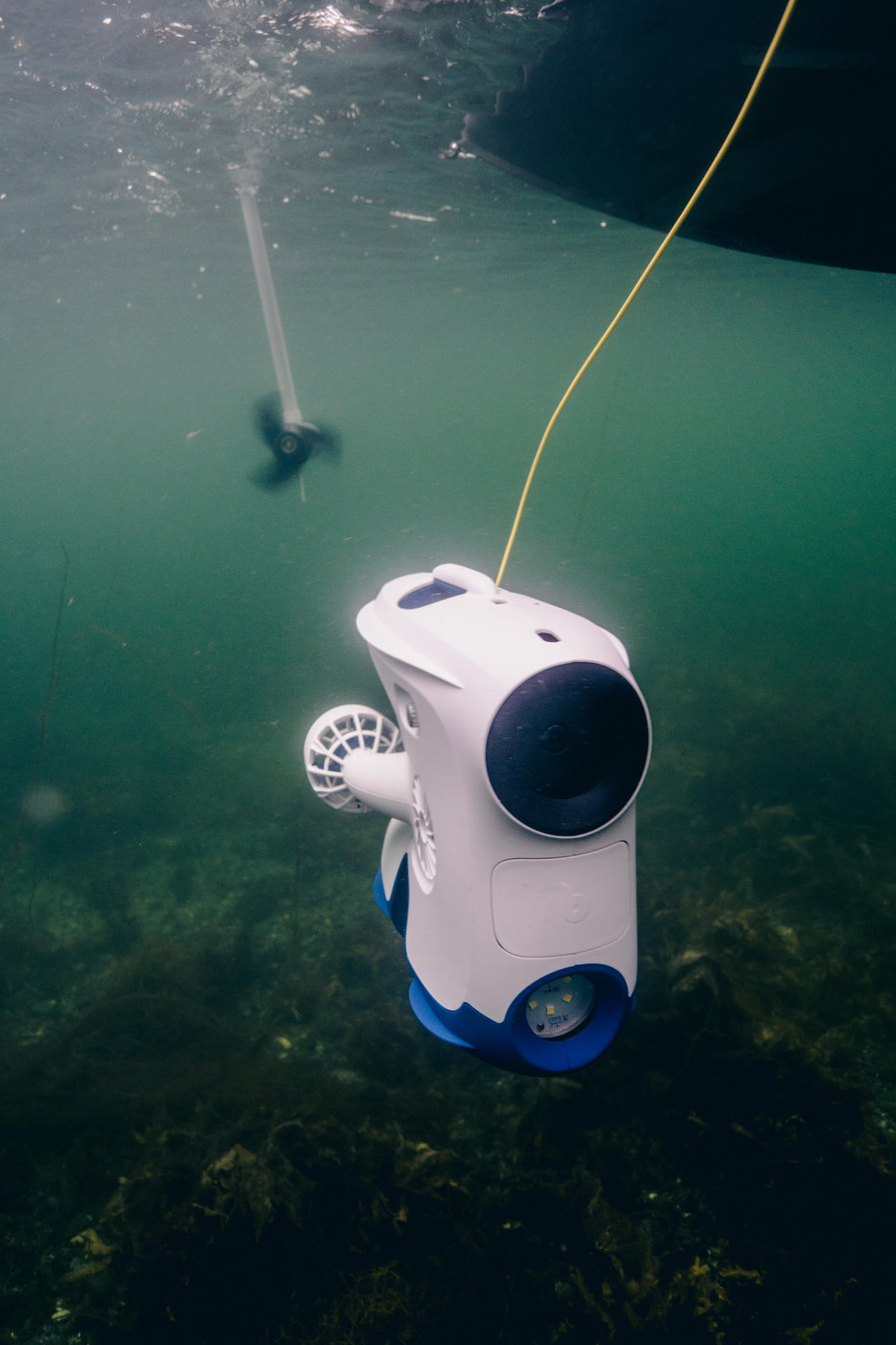 The Blueye Pioneer underneath a boat