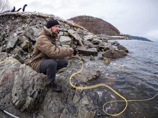 Joachim giving out tether