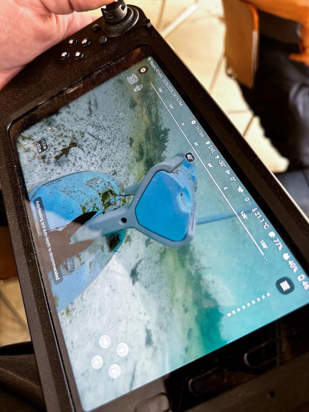 Live undervannsvideo fra Blueye X3 vist på Rugged Controller under svømmebassengtrening