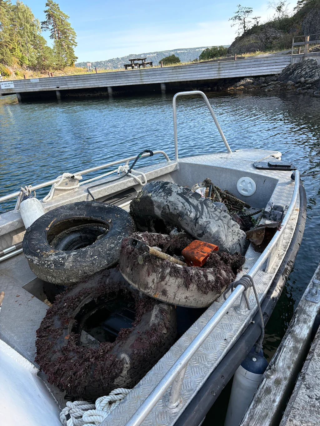 Crew from Marinreparatørene with recovered tires