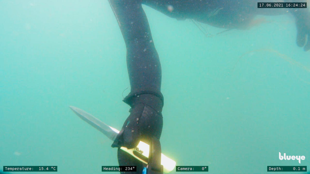 Blueye X1 med Newton gripeklo plukker opp kniv for dykker