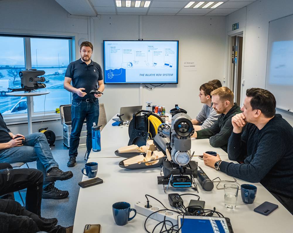 Trond taking training for people from SINTEF