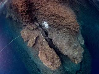PionerOne over en sprekk i fjellet på Kornati nasjonalpark