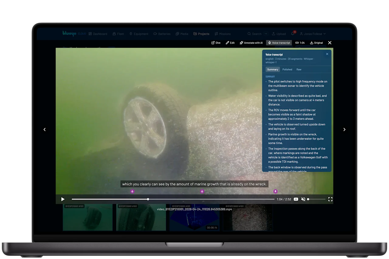 Dykkevideo i Blueye Cloud med stemmetranskripsjonens sammendragspanel åpent, og tidssynkroniserte undertekster på videoen
