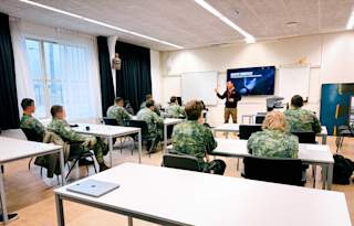 Arturo in the classroom with the Royal Netherlands Navy