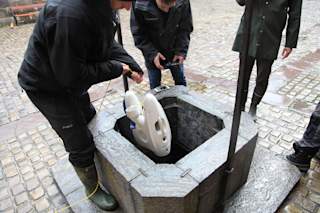 Having a look inside one of the other wells on the fortress