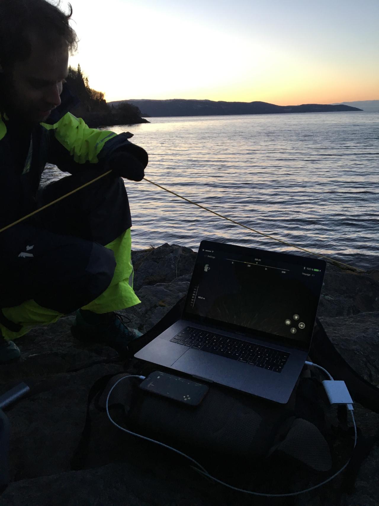 Johannes følger med på skjermen, mens han gir ut mer kabel