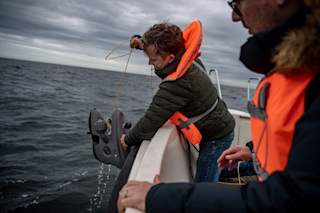 Reporter retrieving drone - NORDSTREAM Byline Alex Ljungdahl - Expressen 12