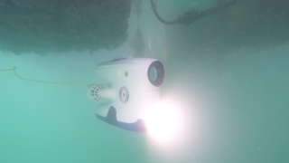 Undervannsdronen med lys på