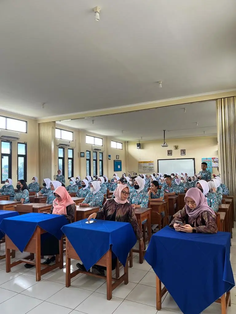 Azarine Glow to School: Perdana Kunjungi SMA Hang Tuah 5 Sidoarjo
