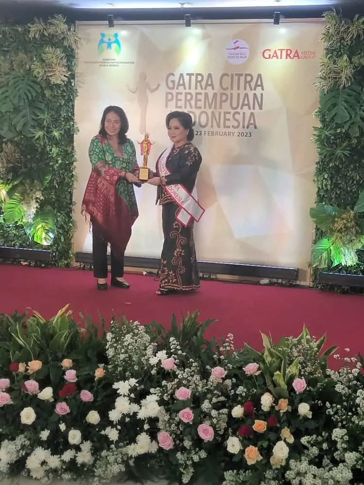 Founder Azarine Cosmetic Menerima Anugerah “Adhi Bhakti Nirmala” Gatra Citra Perempuan Indonesia Tahun 2023 
