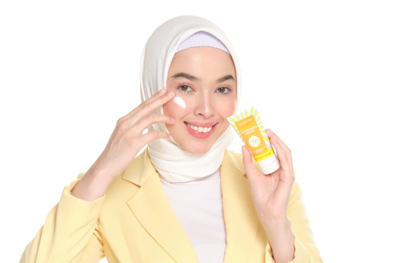 Cara Pakai Sunscreen yang Tepat Menurut Dermatologis dan Dokter 