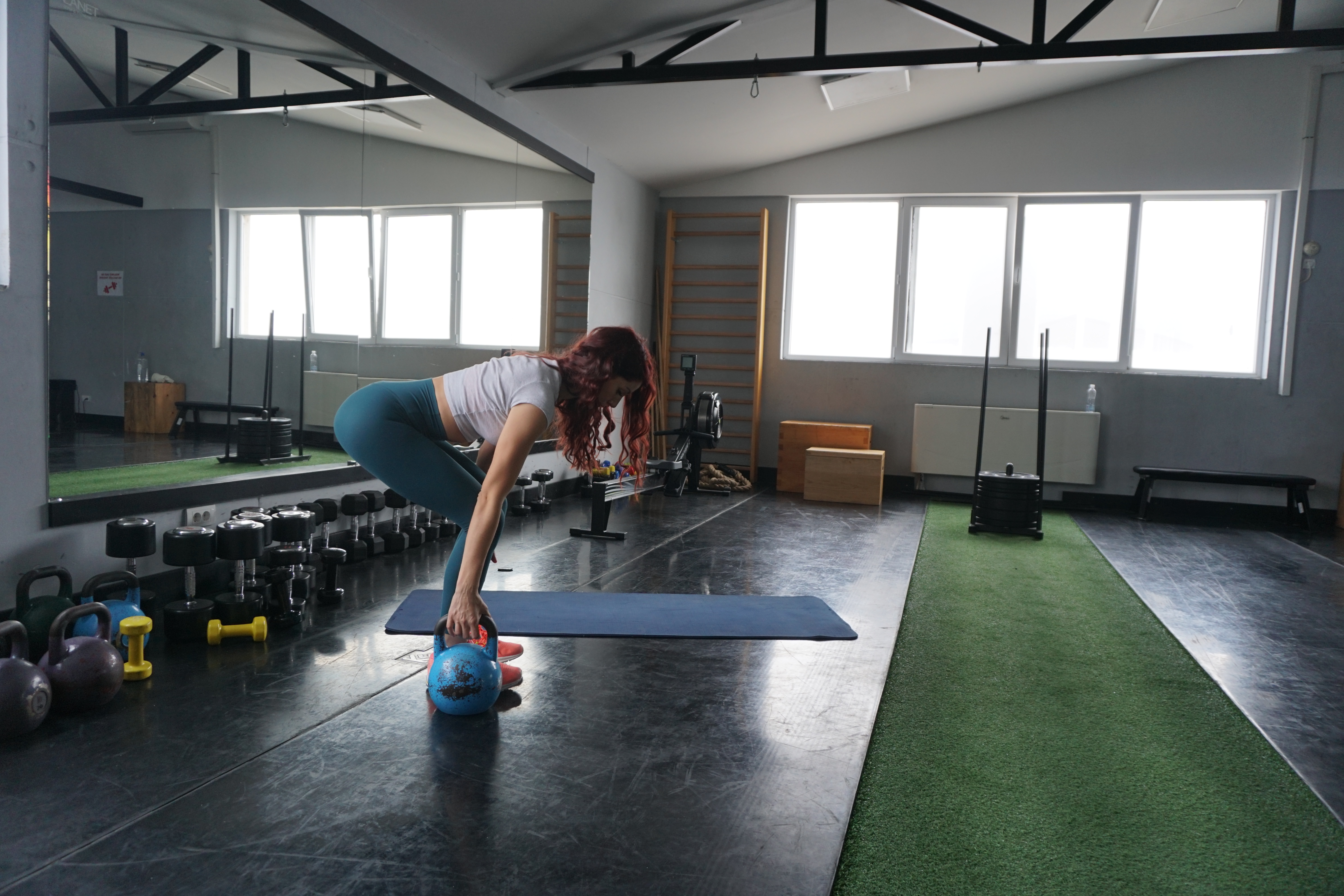 devojka radi vežbu za stomak 