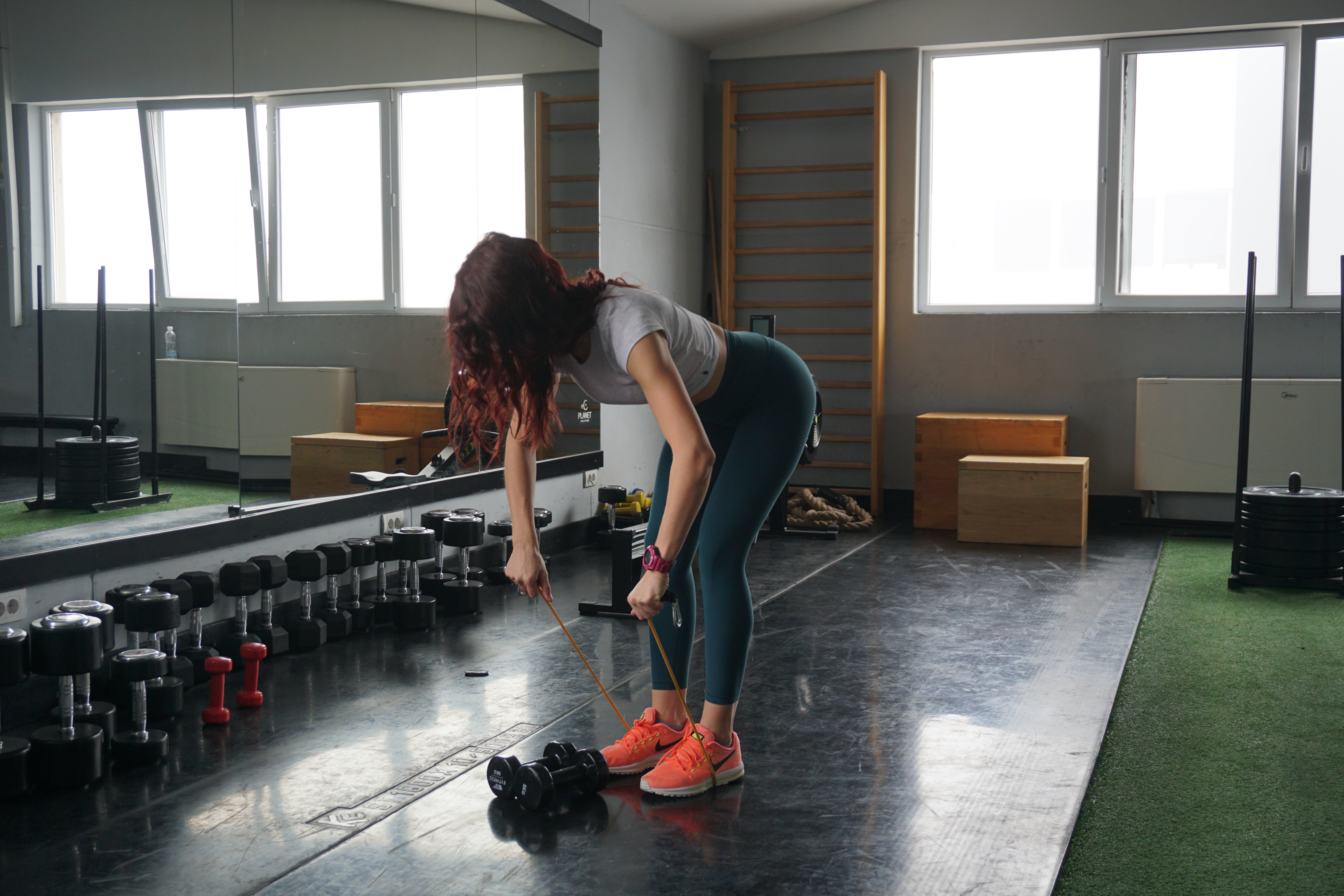 devojka izvodi vežbu za ramena