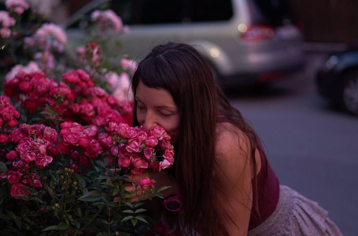 devojka miriše cveće
