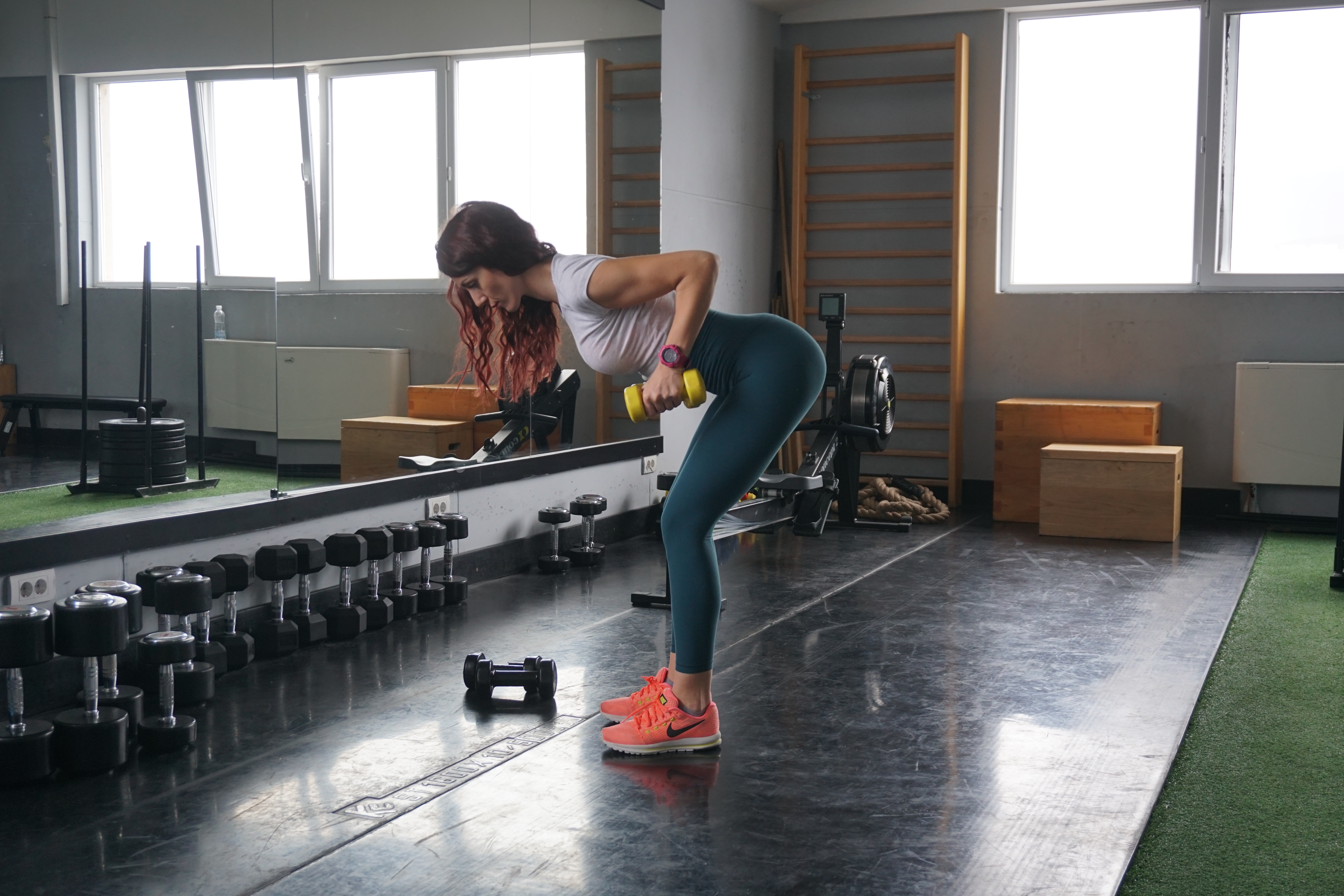 devojka izvodi vežbu za triceps