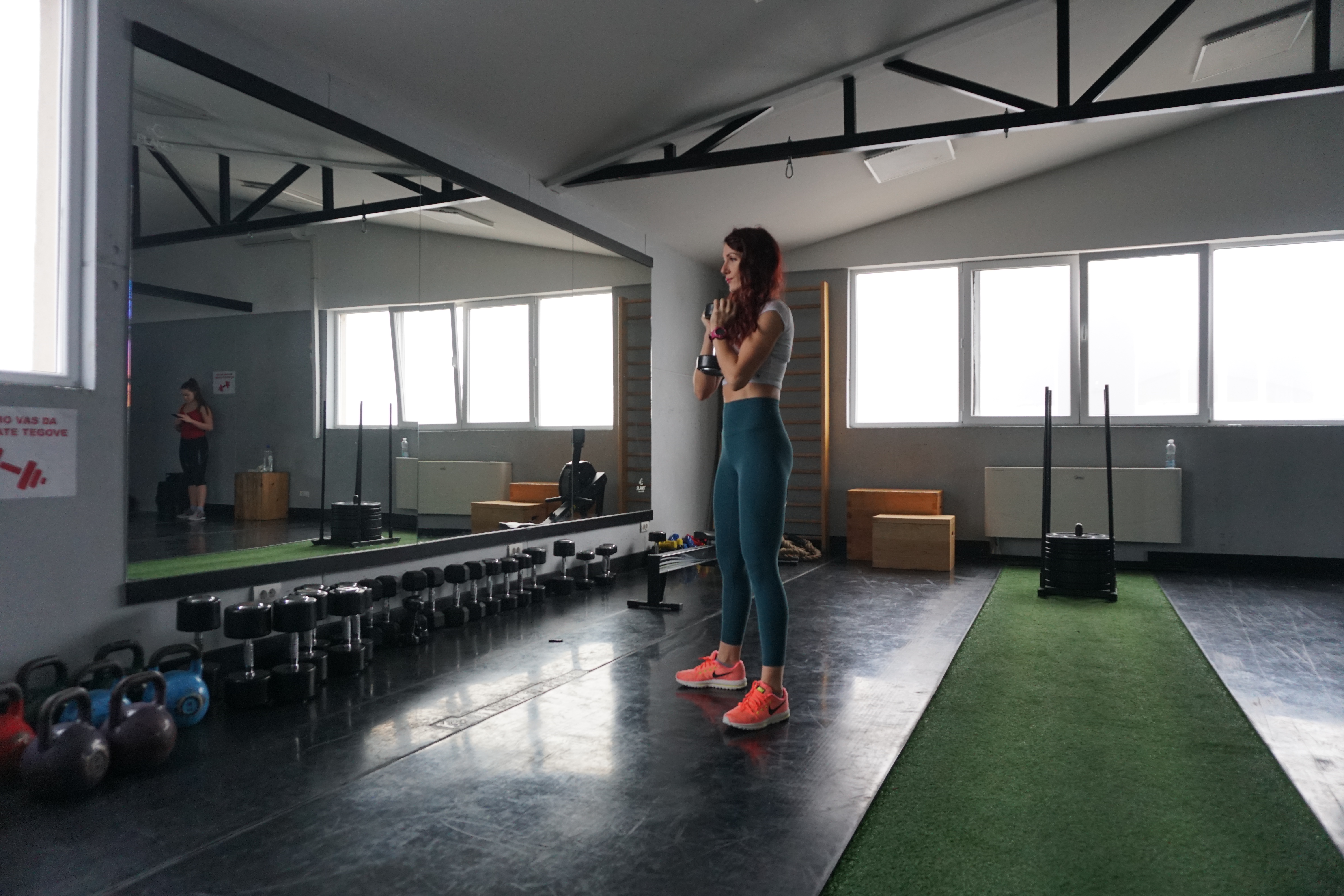 devojka radi čučanj