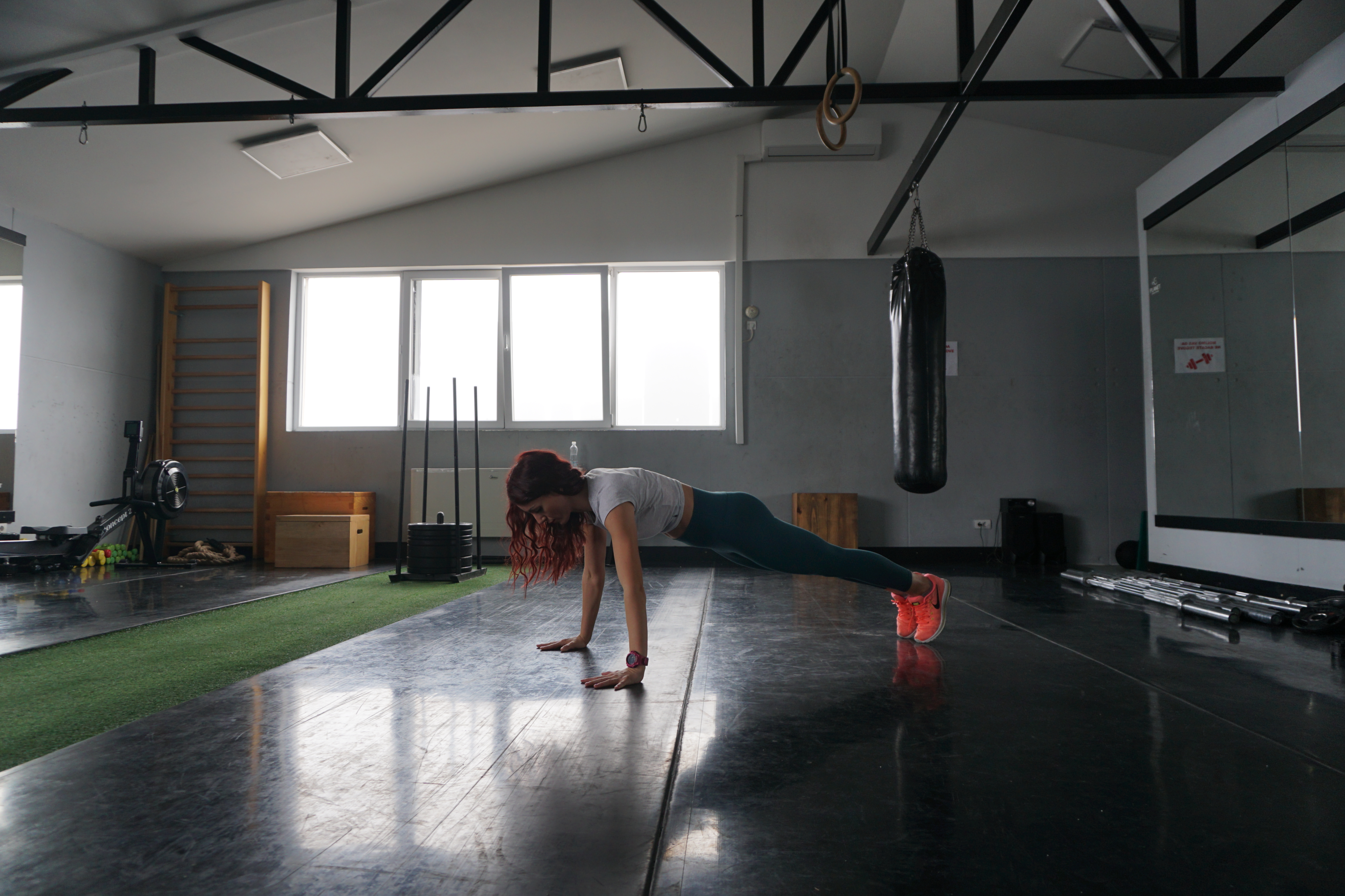 devojka izvodi vežbu za grudi