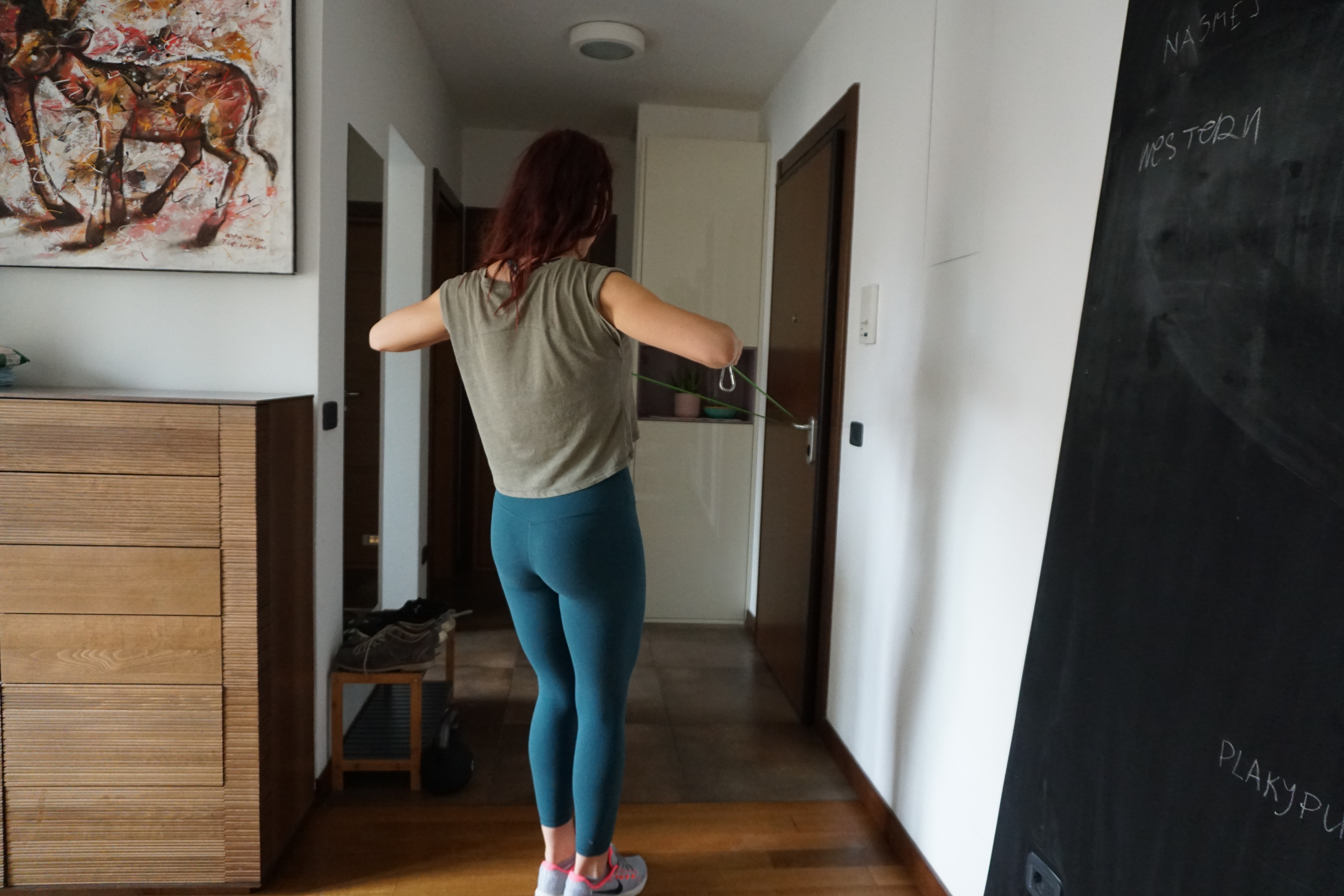 devojka izvodi vežbu za leđa