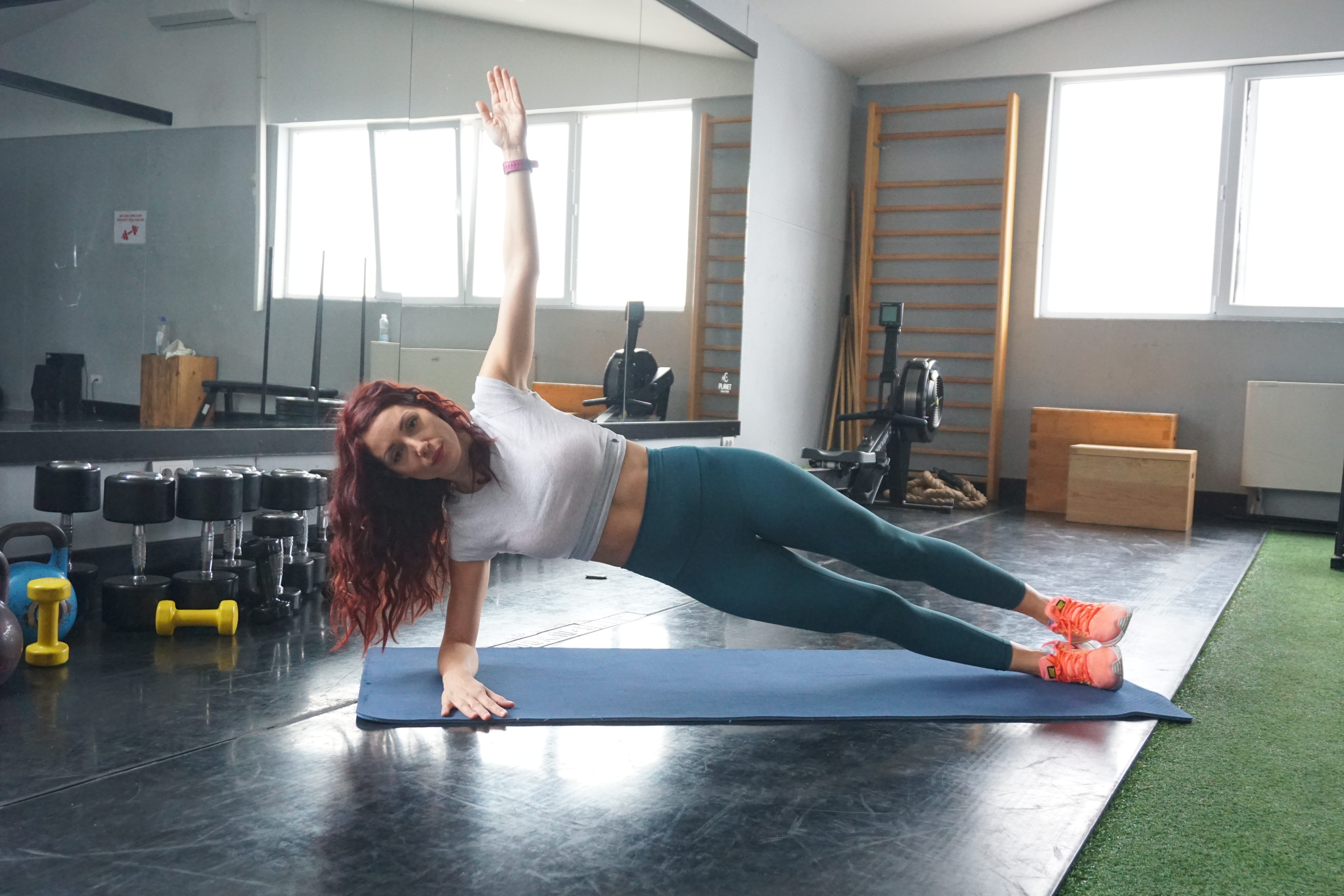 devojka radi vežbu za stomak