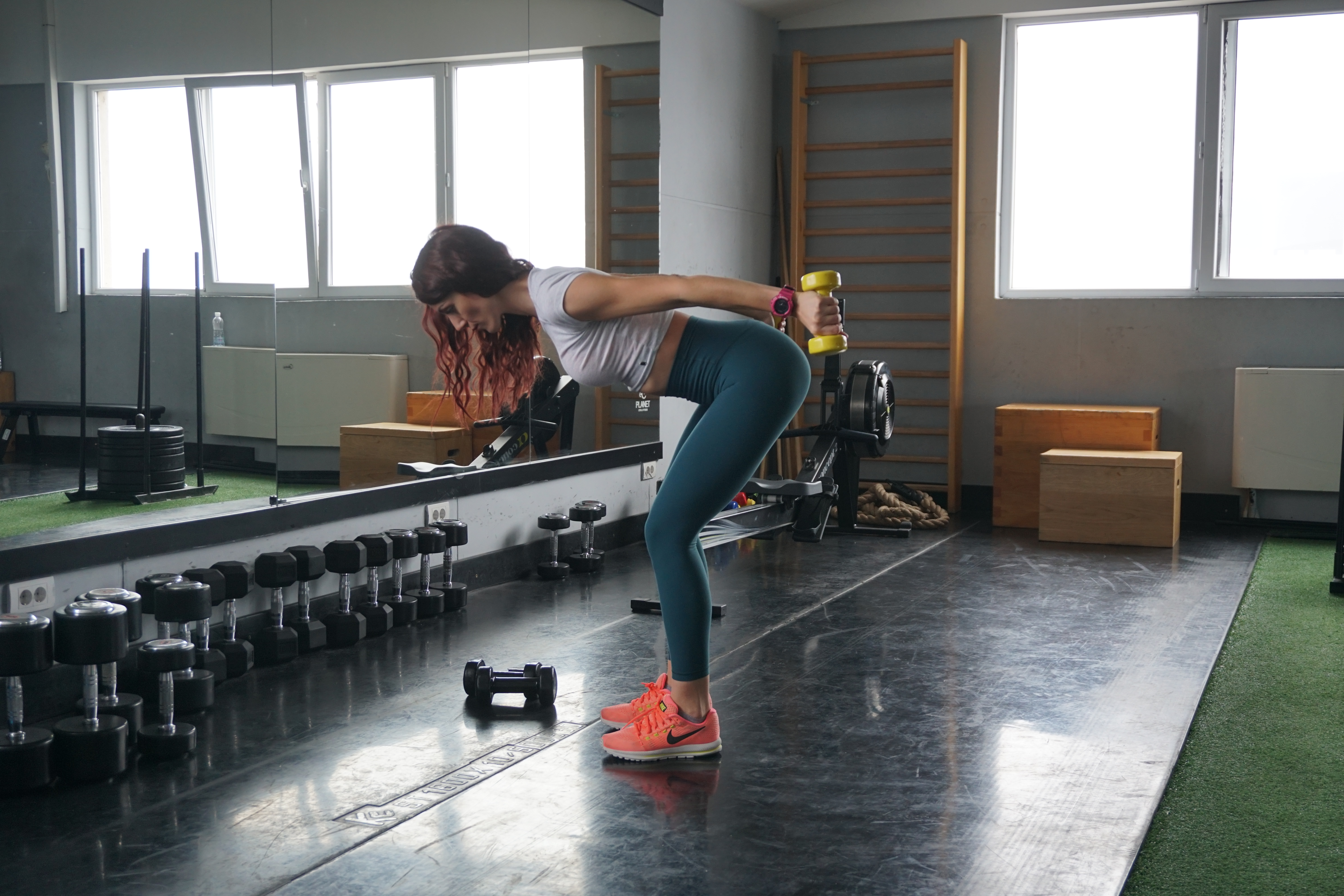 devojka izvodi vežbu za triceps