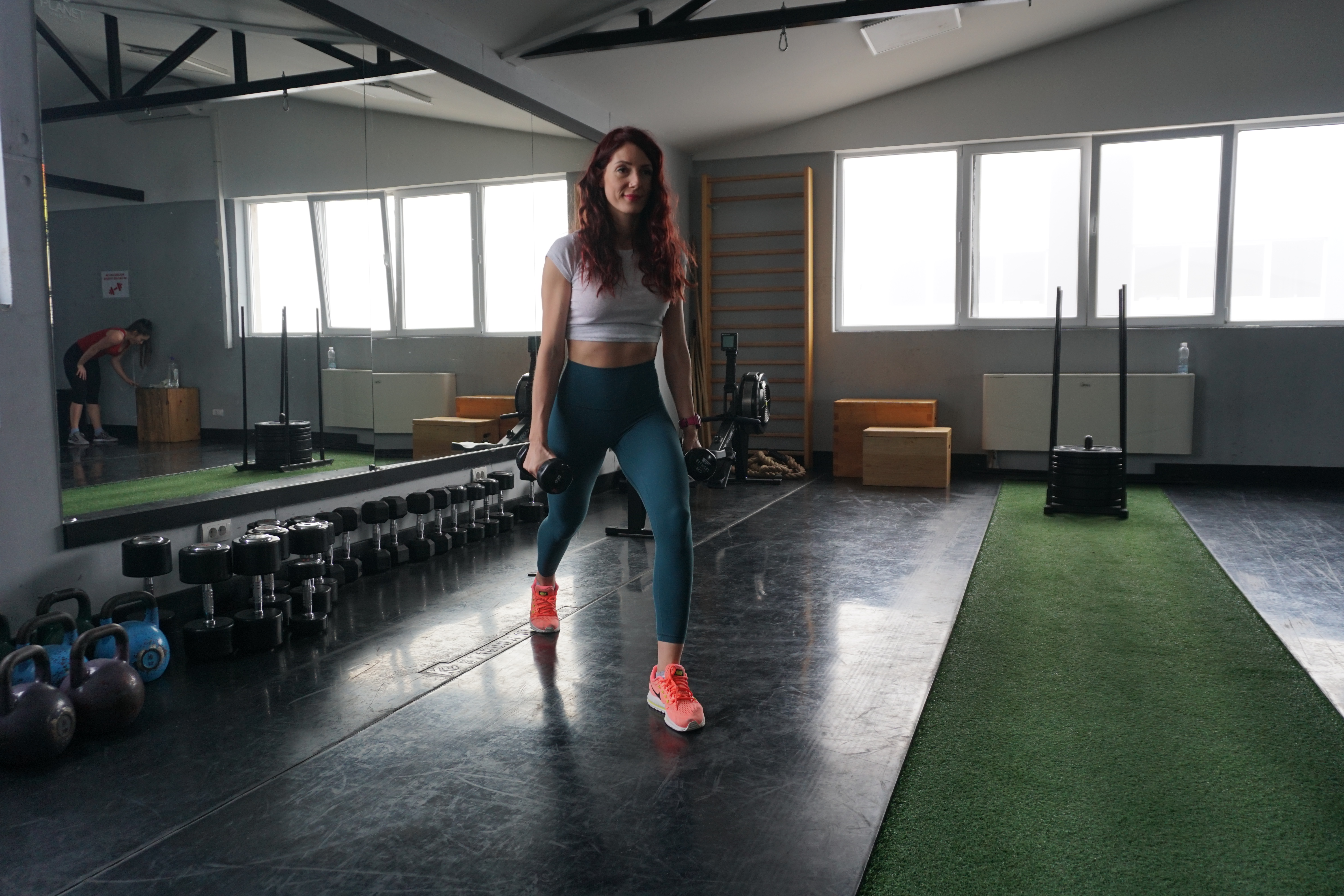 devojka radi vežbu za noge