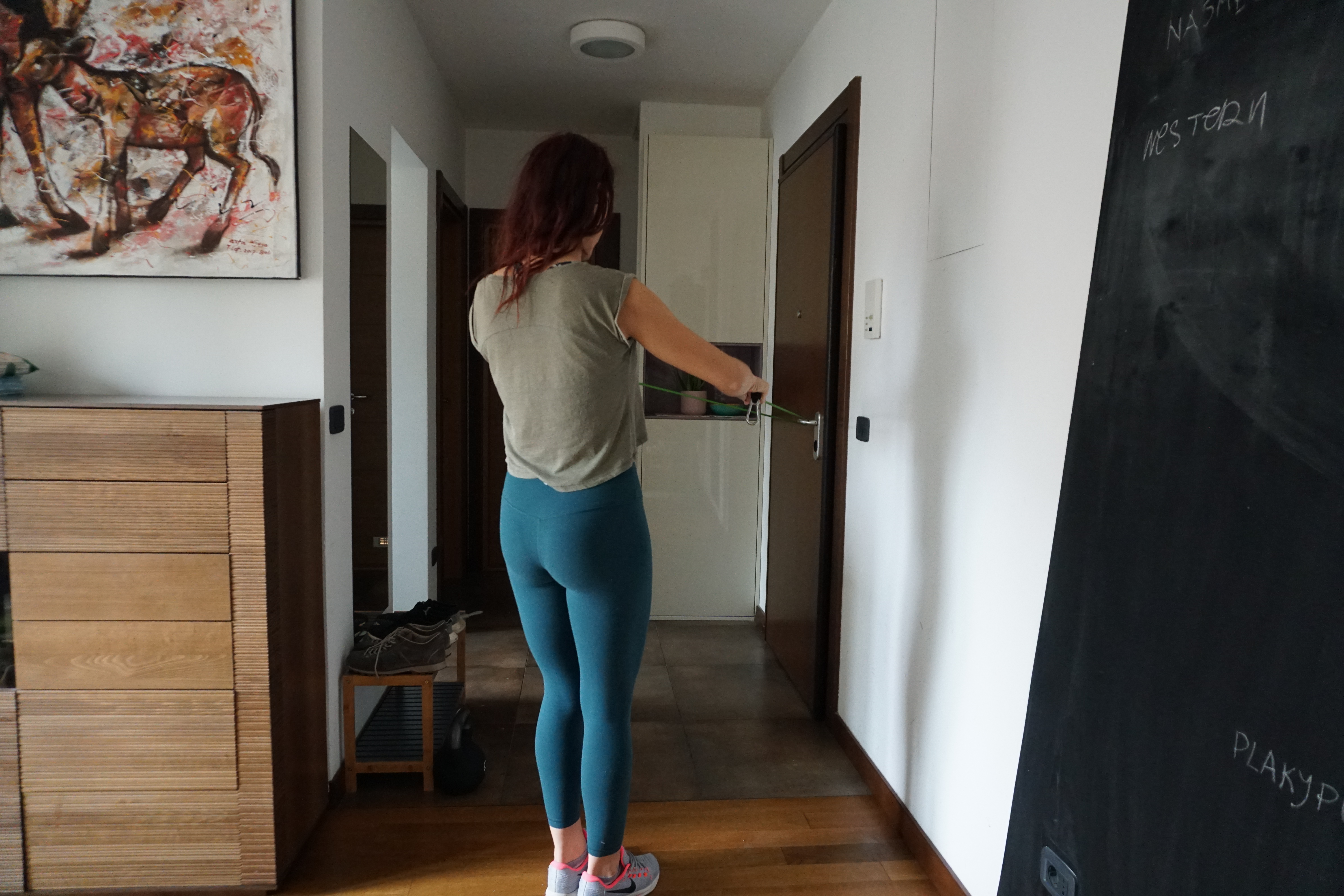 devojka izvodi vežbu za leđa