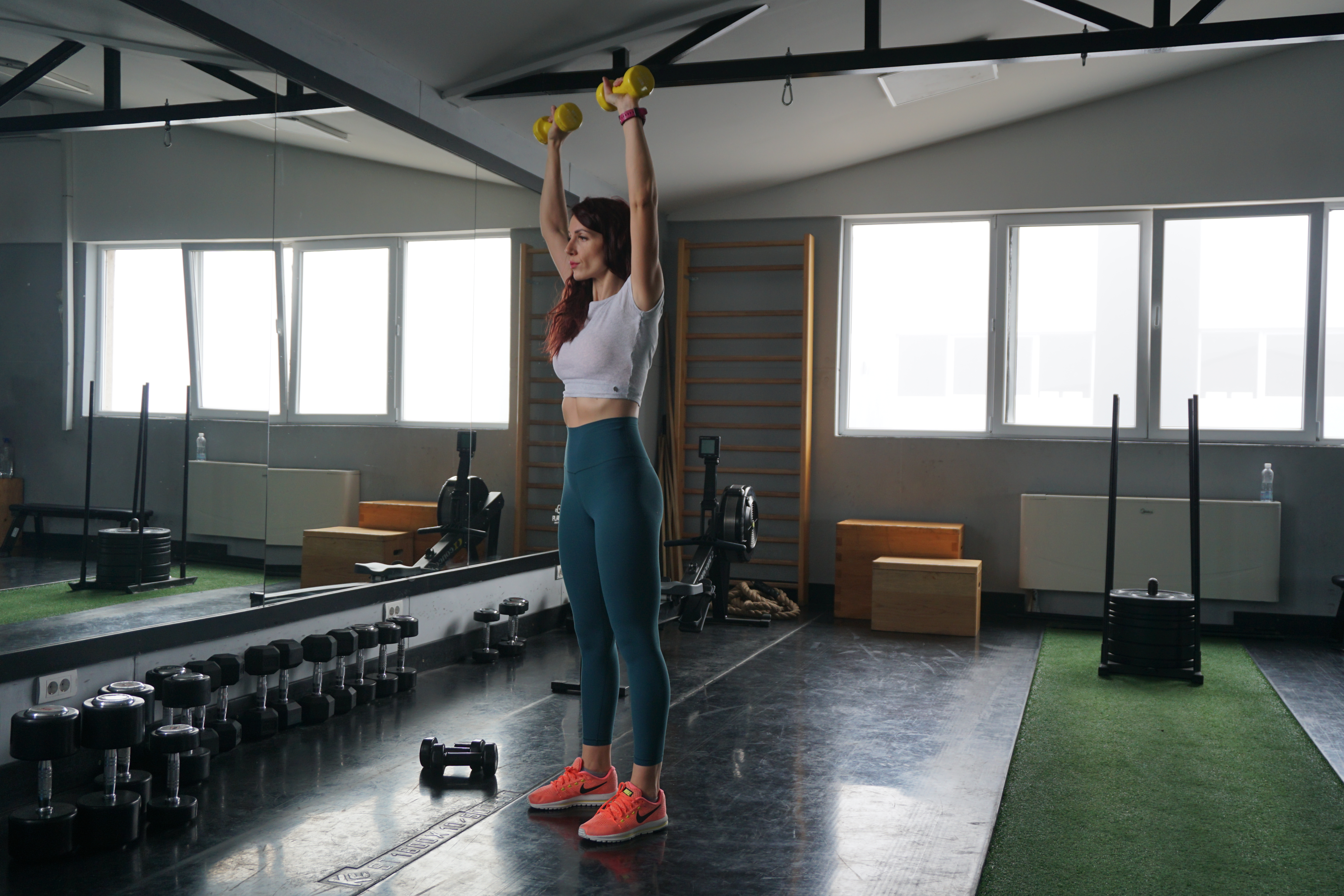 devojka izvodi vežbu za ramena