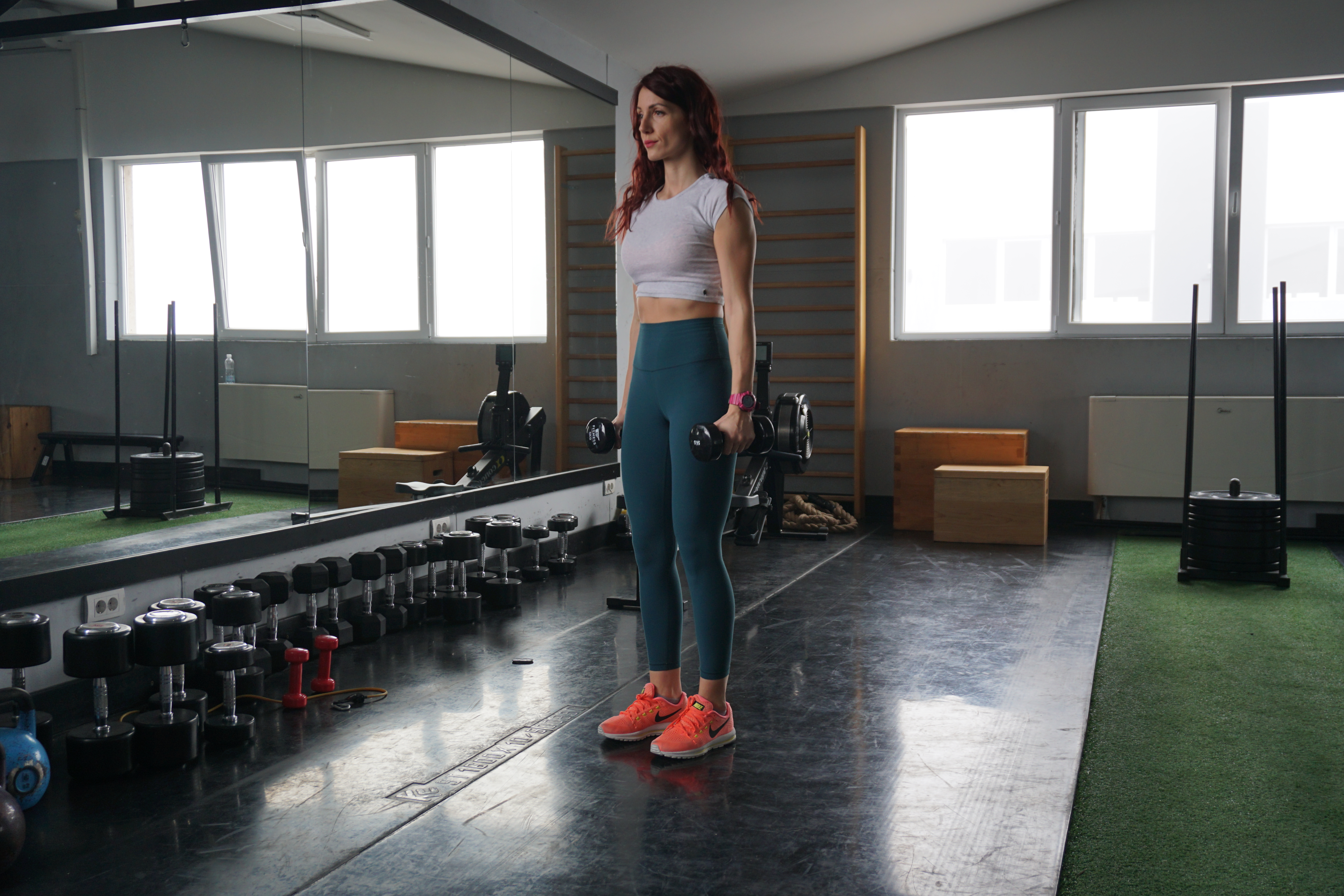 devojka izvodi vežbu za biceps