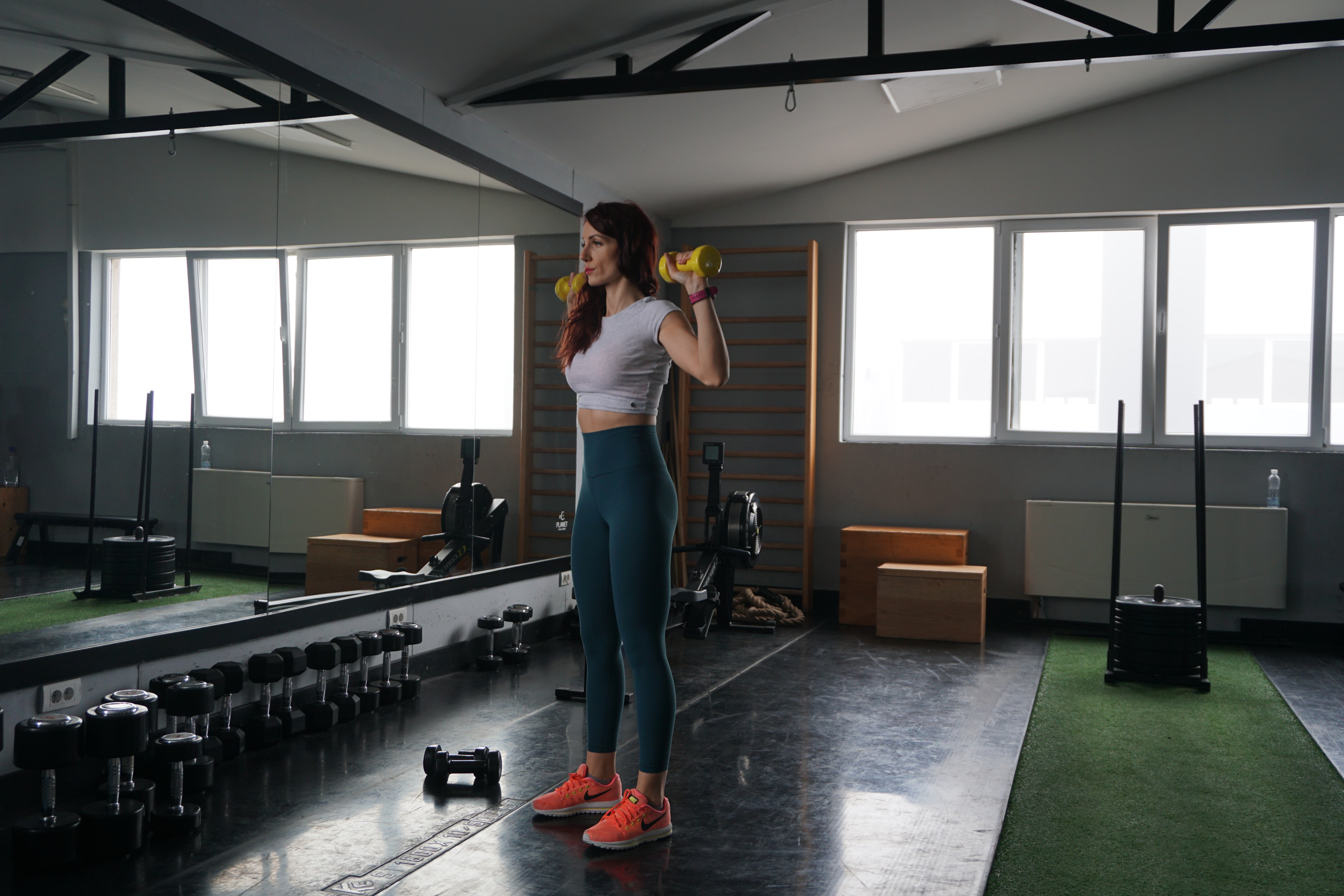 devojka izvodi vežbu za ramena