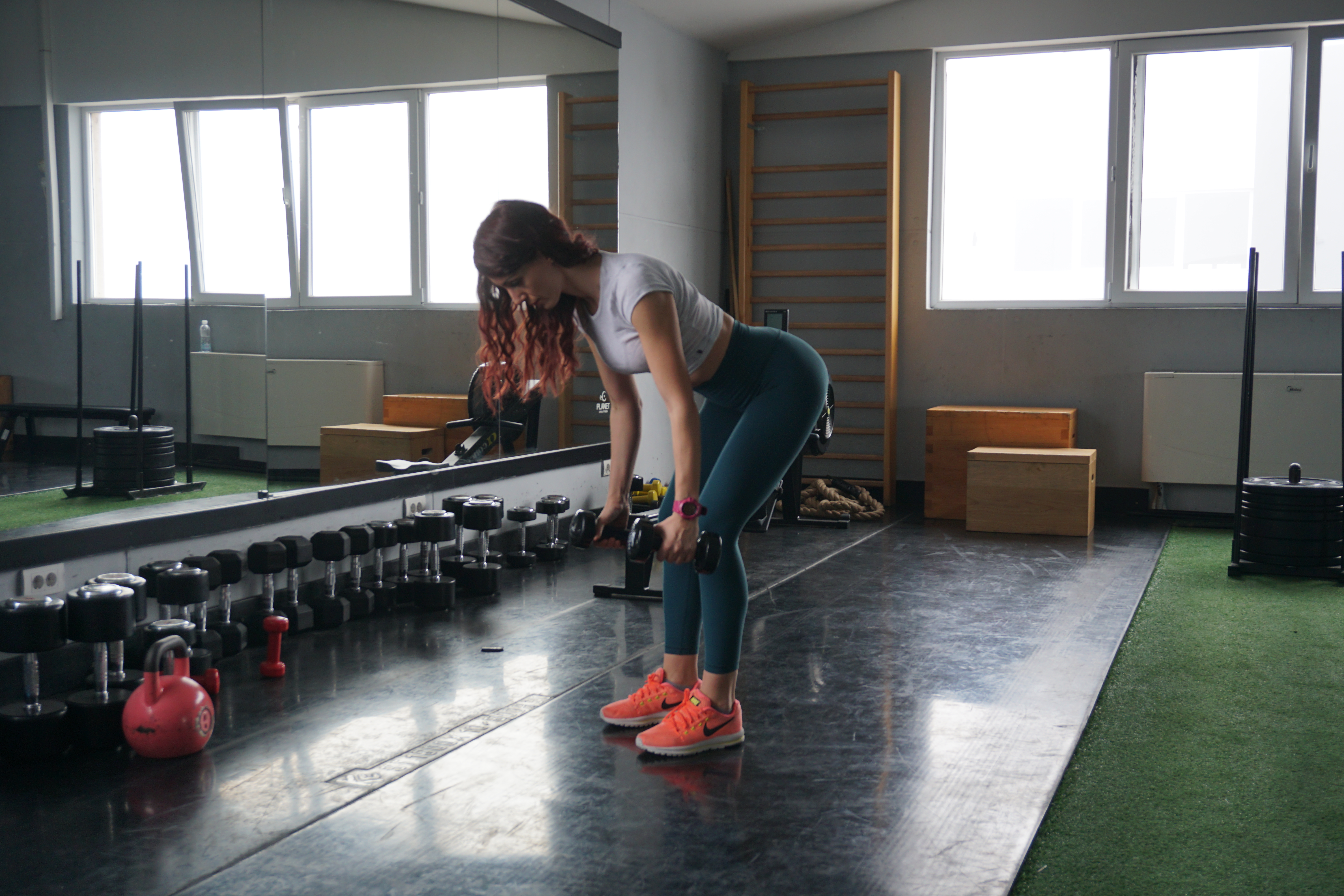 devojka izvodi vežbu za leđa