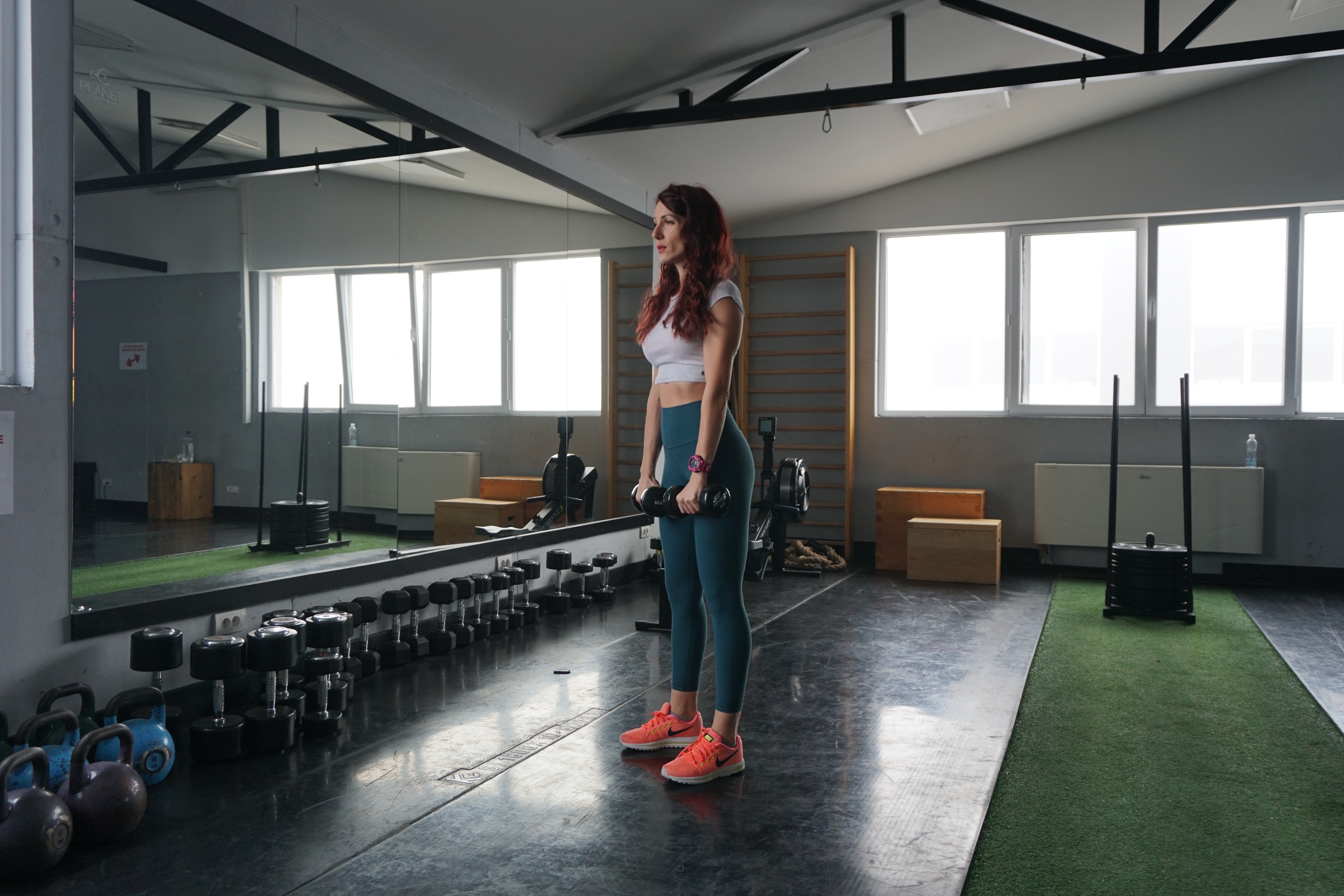 devojka radi vežbu za zadnju ložu