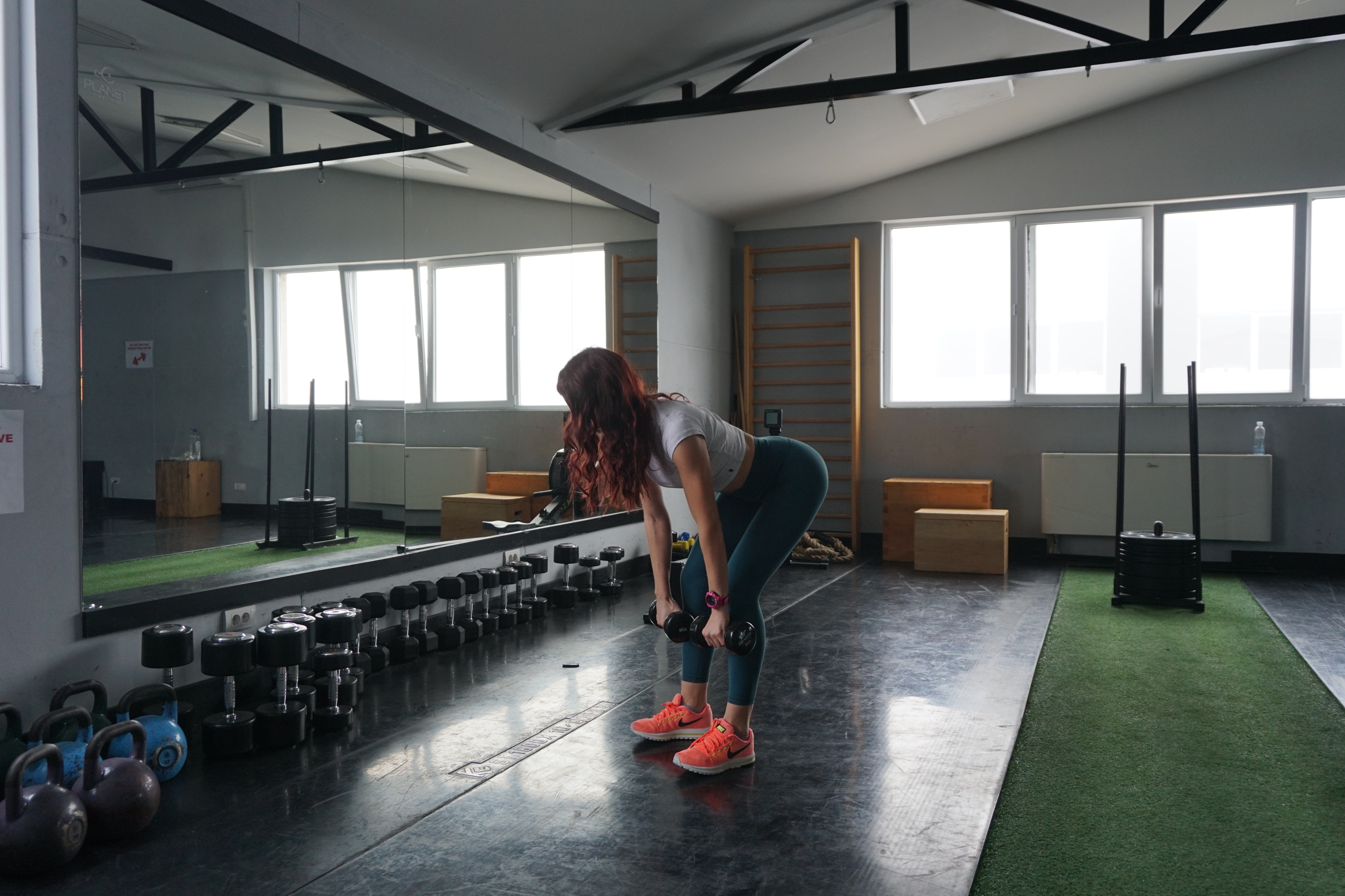 devojka radi vežbu za zadnju ložu