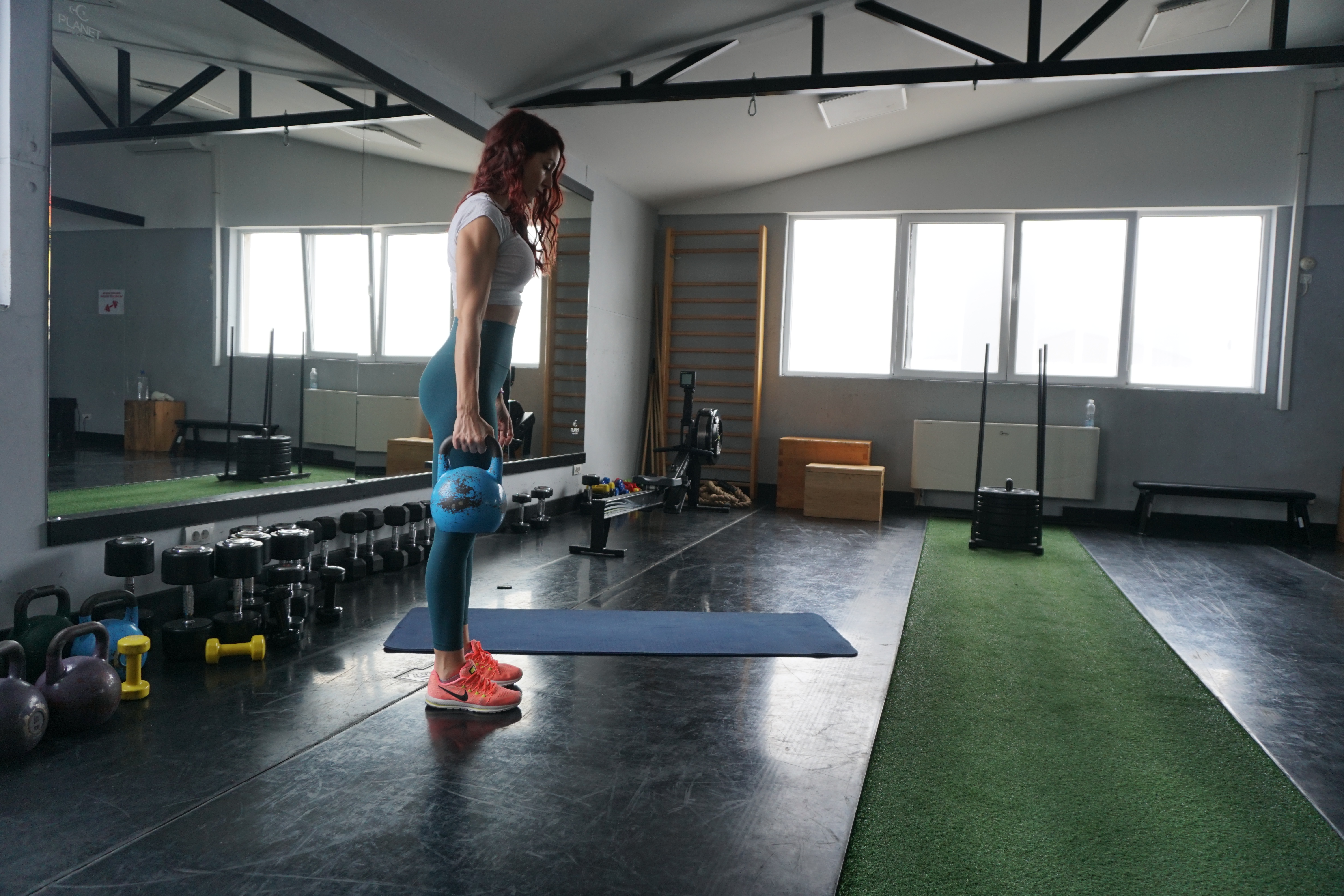 devojka radi vežbu za stomak