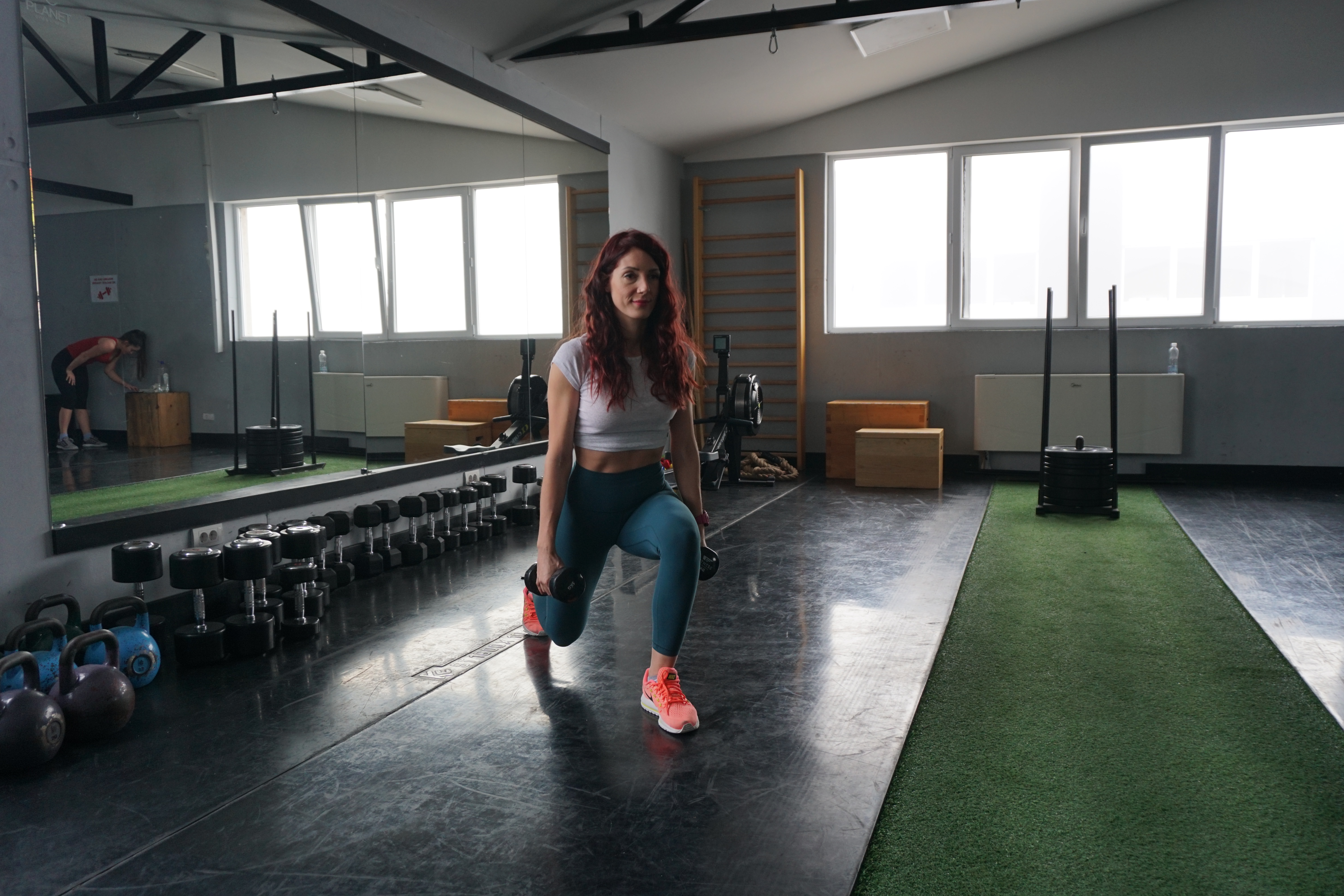 devojka radi vežbu za noge