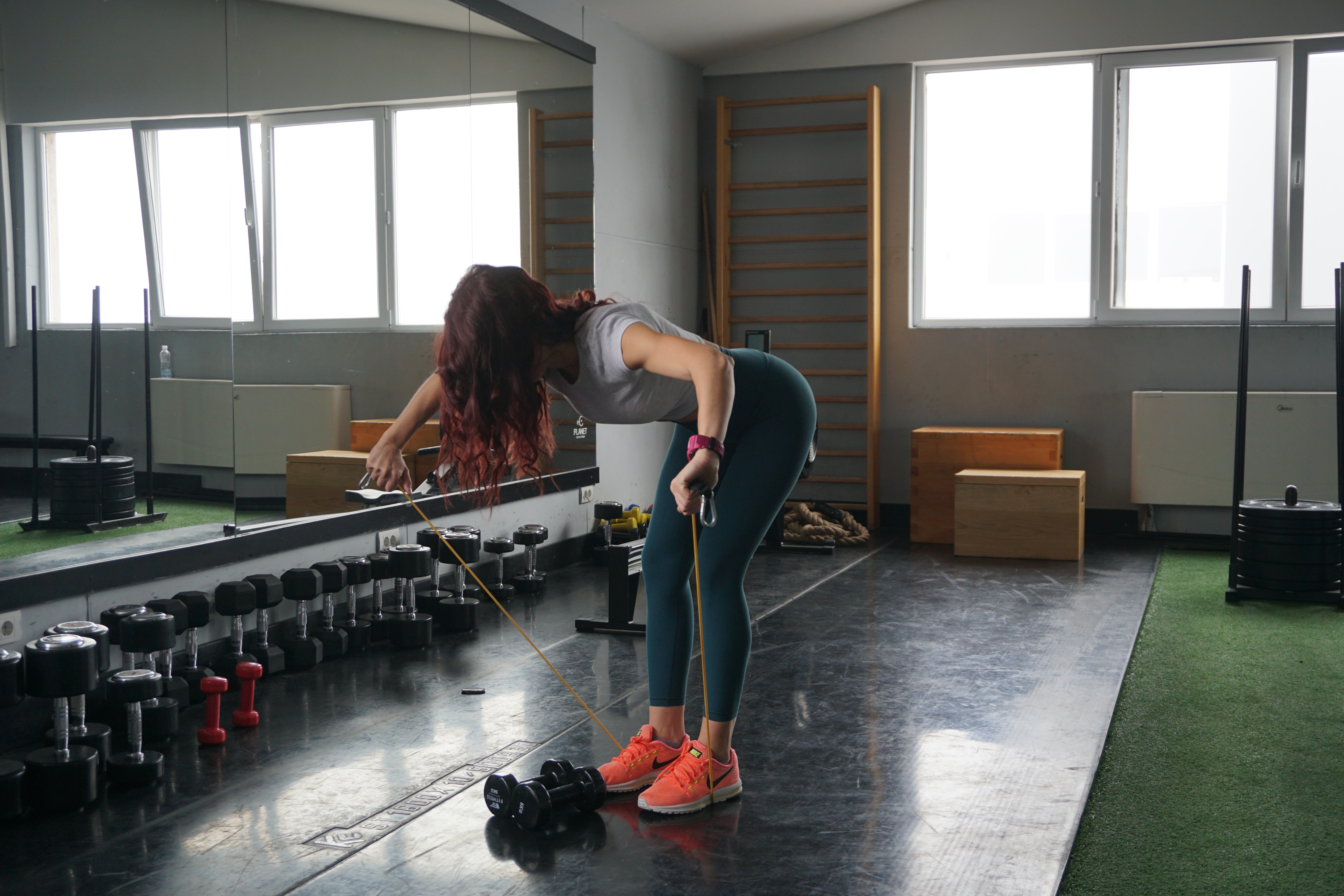 devojka izvodi vežbu za ramena