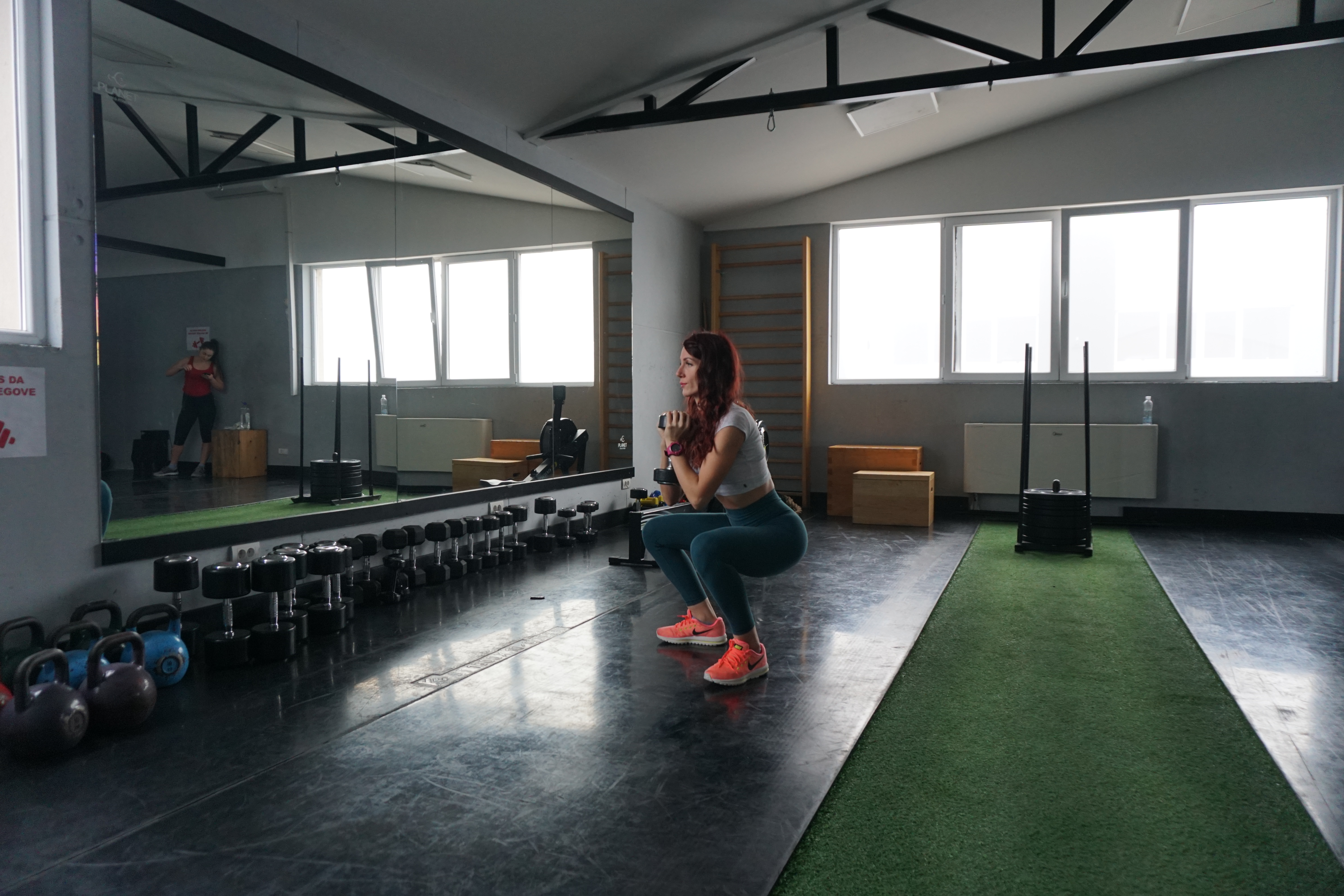 devojka radi vežbu za noge