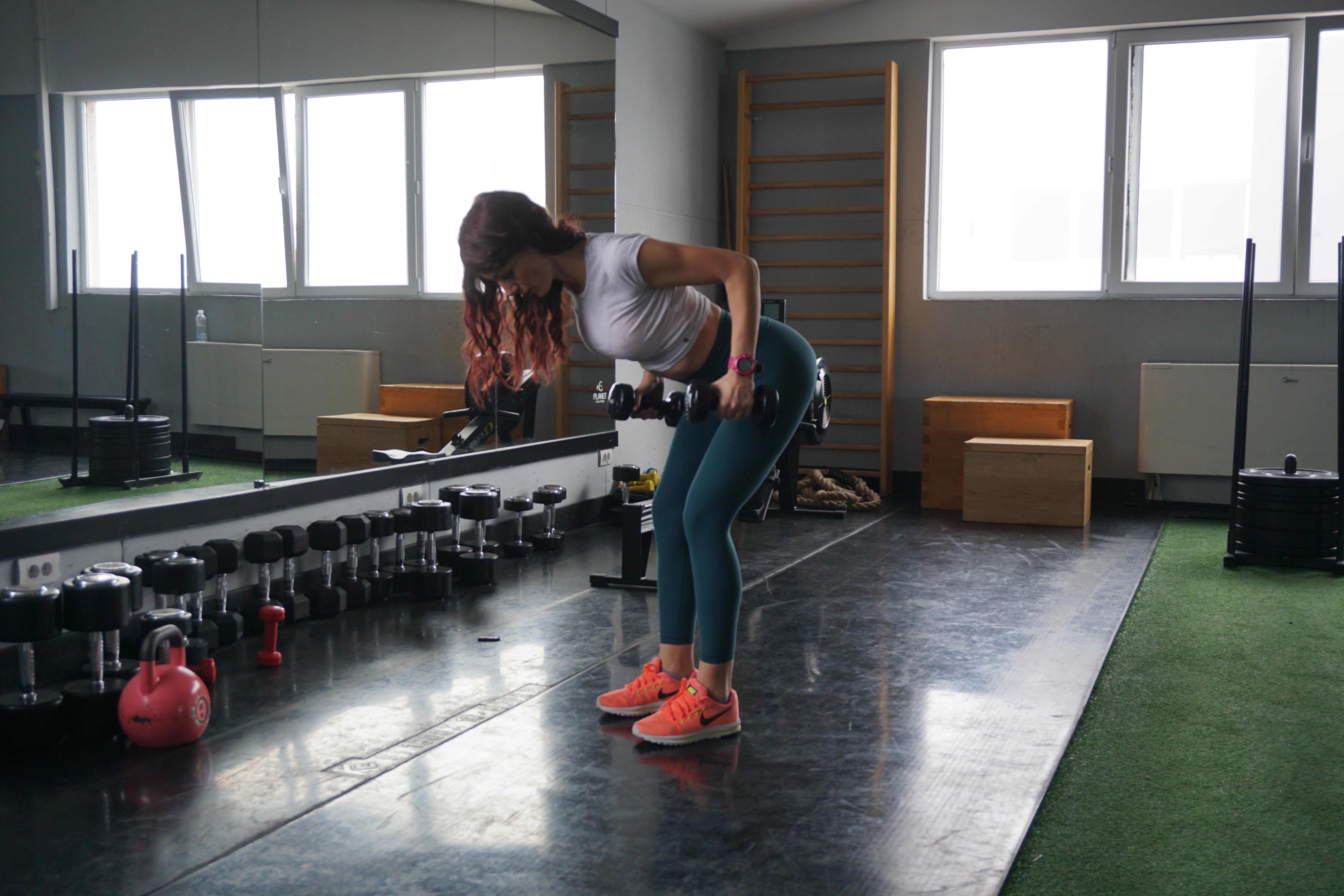 devojka izvodi vežbu za leđa