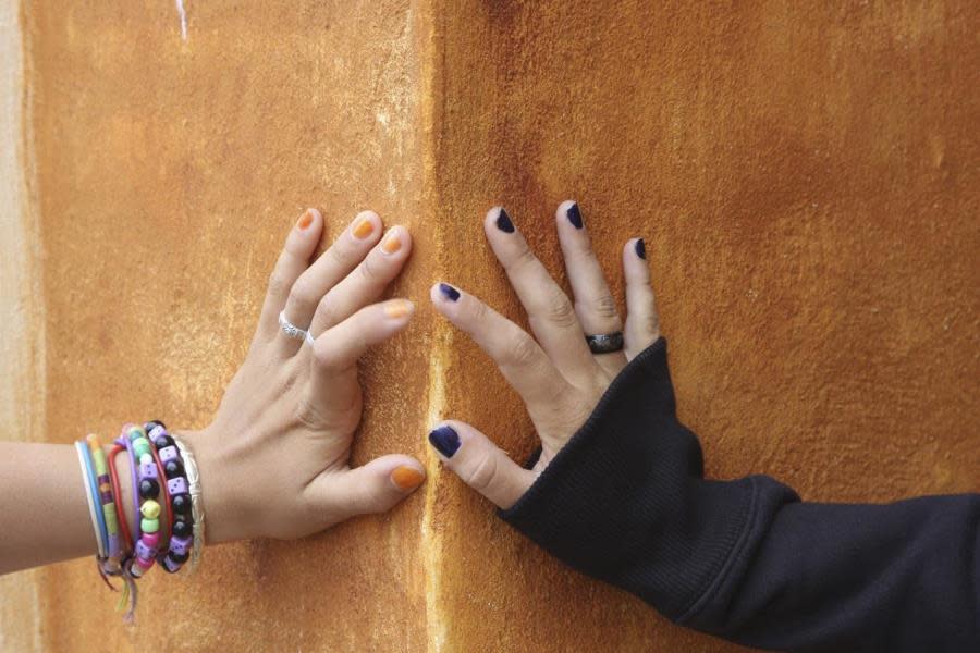2 hands on a wall