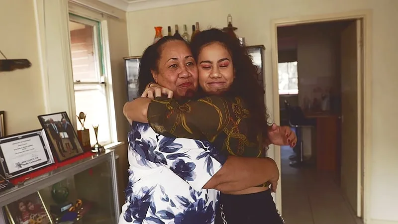 rebecca hatch teenage girl and mum hugging